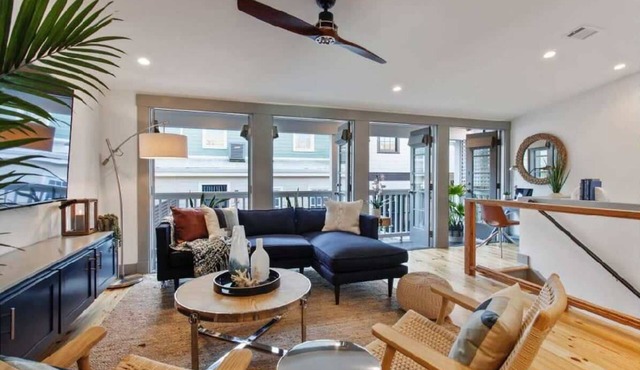 Charming 2BR Savannah Carriage House | Shared Pool