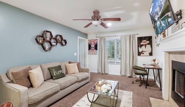 Charming 3-bedroom house with WiFi and AC in Stone Mountain