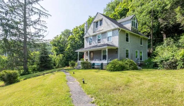 Charming and relaxing 4b farmhouse group getaway - across from covered bridge