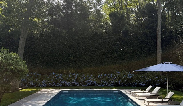 Charming Beach House! Walk to a quaint farmstand and Wainscott beaches