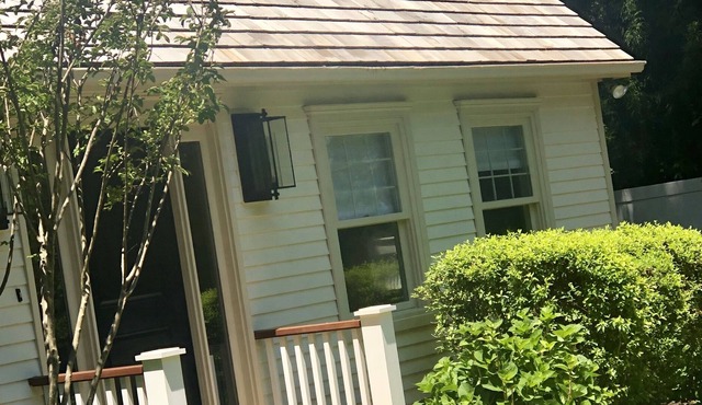 Charming Hamptons Retreat Near Ocean, Shops, Jitney