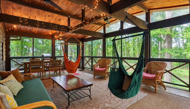 Charming Madison Cabin. Hot Tub, Fire pit & WiFi