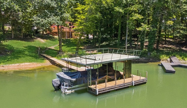 Charming Weekend Escape | Private Dock | Lake Lanier | Waterfront | Grass-to-Water Dock Access!