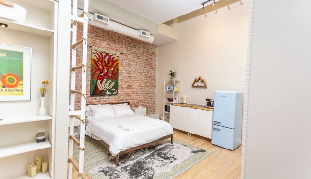 Chic Downtown Studio Loft - Jetted Tub, Walkable, Free Parking - STR26-1315