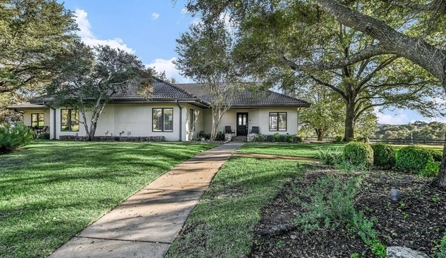 Classy and Cozy Cottage #6 in Barton Creek Lakeside- inside private country club