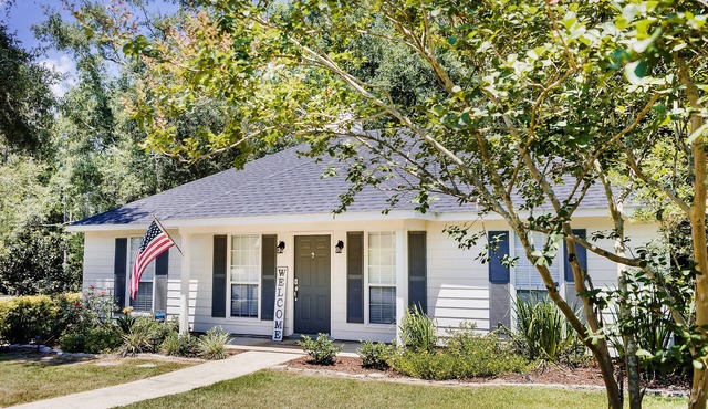 CLEAN and COMFY 3br/2ba home in Daphne, Near I-10, Mobile, Fairhope, Beaches!
