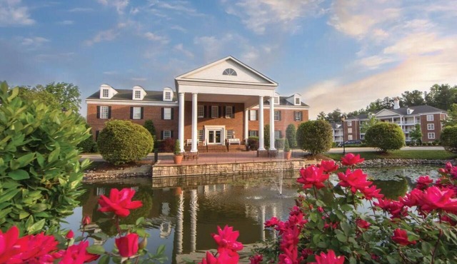 Colonial Comfort: 3BR Lock-Off Villa with Fireplace & Full Kitchen