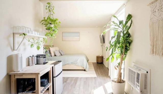 Convenient Studio w/Queen bed - Prime Location in Little Italy!