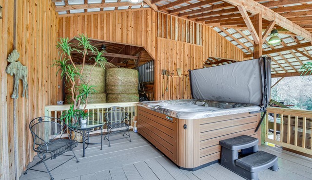 Converted Barn Couple's Oasis Near Tallulah Gorge