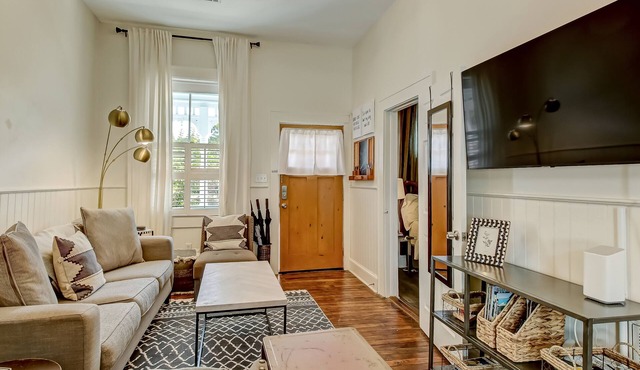 Cottage in Historic District, Heated Pool Access