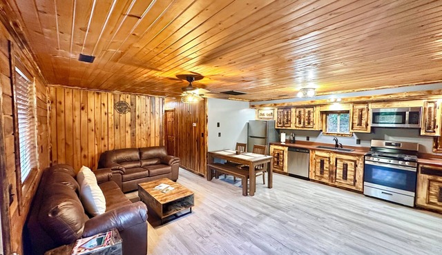 Cozy 2-bedroom, river access, near Smoke Hole, Seneca Rocks & Dolly Sods