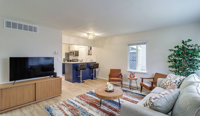 Cozy 2BR/1BA Ranch - Near Downtown Royal Oak