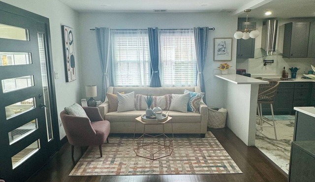 Cozy and charming one-bedroom unit, conveniently located!