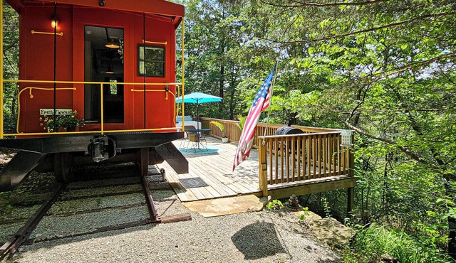 Cozy Caboose Cabin in Tranquil Eureka Springs