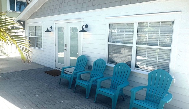 Cozy Holmes Beach Cottage - 3/2 - 1 block from beach!