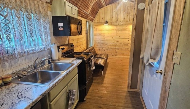 Cozy rustic tiny home! Just off of interstate 30, it's 5 minutes from Texarkana. in Hooks