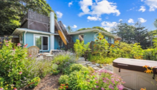 Cozy sun drenched beach cottage private beach, walk to town, hot tub