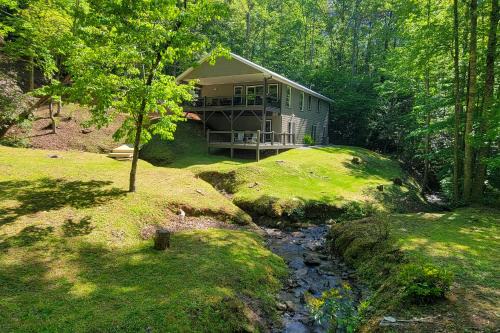 Creekside Cabin in Franklin ~ 8 Mi to Downtown!