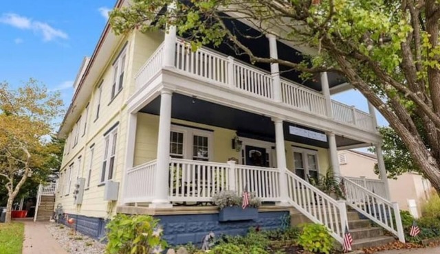 Crocus by the Sea Breeze Bay 5 minute walk to the free beach and pet friendly