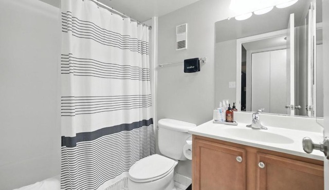 DC Launchpad Sleeps 8 |King Bed, Balcony & Parking