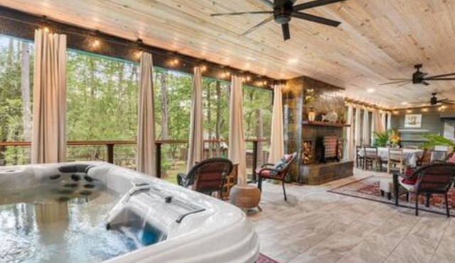 Downtown & Beach accessible Hot Tub Firepit large yard