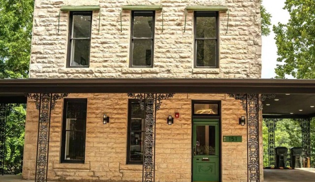 Downtown+HotTub+Wifi+FreeParking @151 Spring Ste C