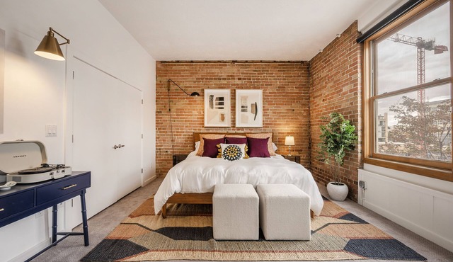 Downtown Loft w/Gated Parking