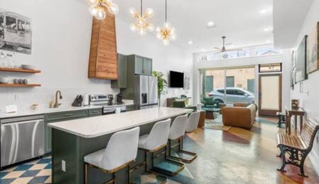 Downtown Mobile Luxe: Pets Ok, Walkable, Secure Parking