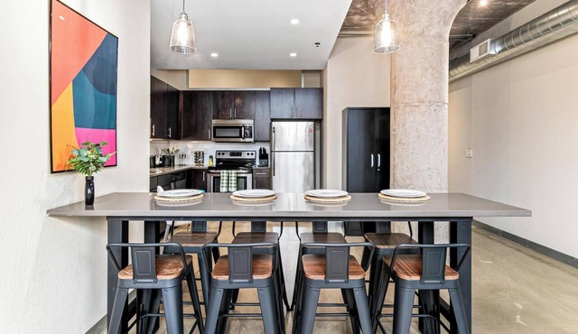 DT 2KBD 2BA Steps from Target Field+ Gym + Kitchen + Laundry