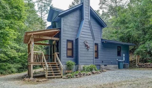 Easy Access Cabin deep in the trails but very close to the city!