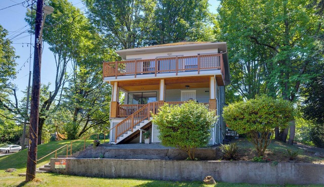 Easy Access to Dtwn! Seattle Group-Friendly Home