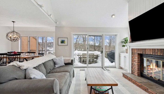 End-Unit Condo with Sauna & Pool, Deere Run