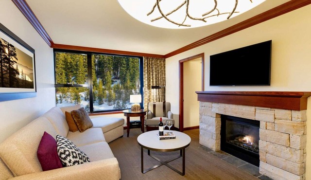 Everline Resort & Spa Fireplace Suite Forest View