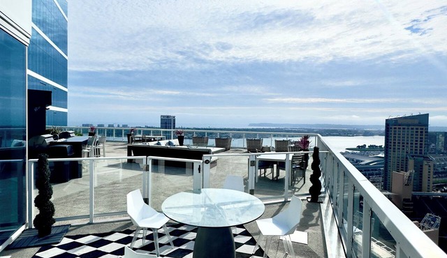 Exclusive Horizon Lounge Skyline Suite- 5 Walk to Comic Con