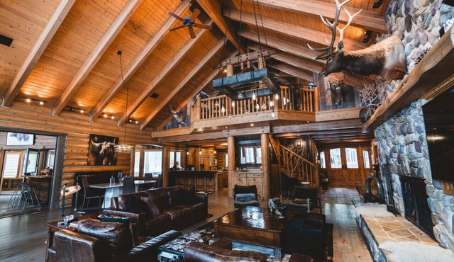 Exclusive Riverfront Lodge in Hamilton