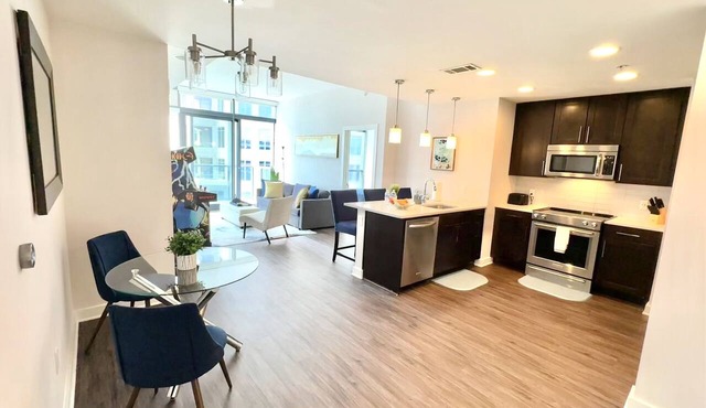 Executive 3BR Buckhead Penthouse/Pool/Balcony/Walk to Lenox,Phipps Plaza & Marta