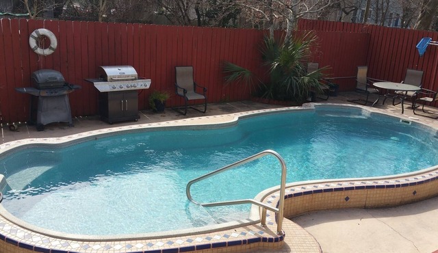 Fantastic Downtown Condo with Pool! in Savannah