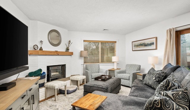 Fantastic Single Level Retreat, Pet Friendly, Fully Fenced Backyard, Hot Tub, Close to Everything in Eugene