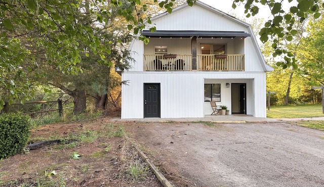 Farmhouse Loft with pond + pasture views in Creal Springs