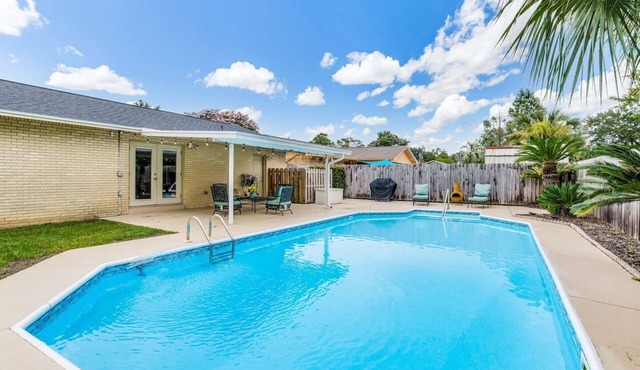 Fenced Pool House w/Game Room, Beach 20m