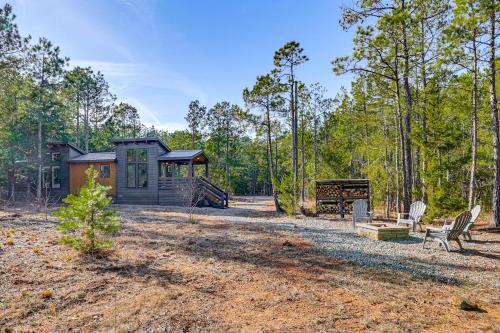 Fire Pit, Deck! Modern Tiny Home in Piney Woods in Linden