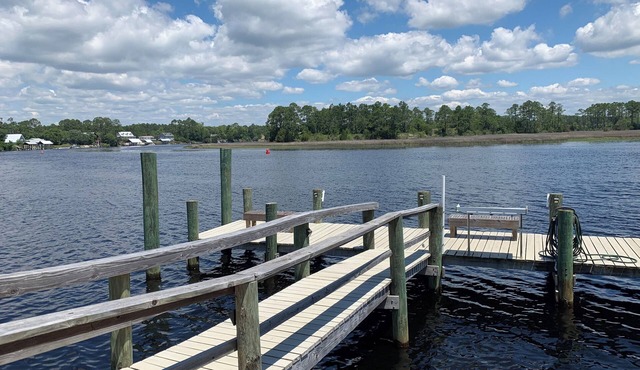 Fisherman's access and relaxation in a 2BR 2BA on River with Dock, Pet friendly!