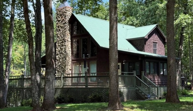 Foothills Porch Getaway - 3 bedroom Cabin in Moravian Falls