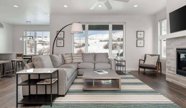 Four Bedroom Hideout Townhome with Private Hot Tub