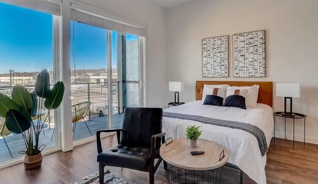 Frontdesk | Modern Studio close to Highland Park