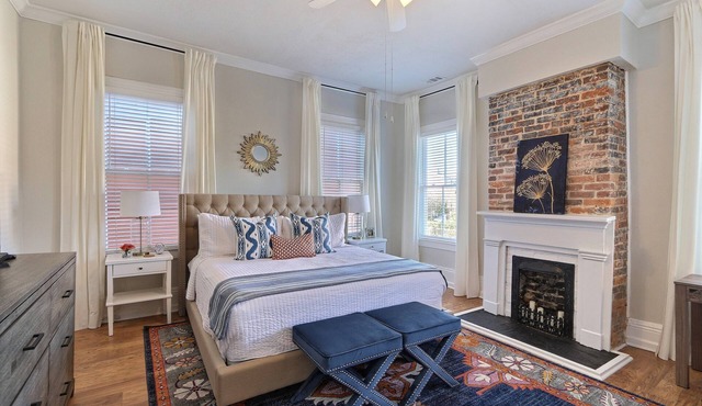 Gallery Stays - Parkside Manor - Four Luxury King Beds
