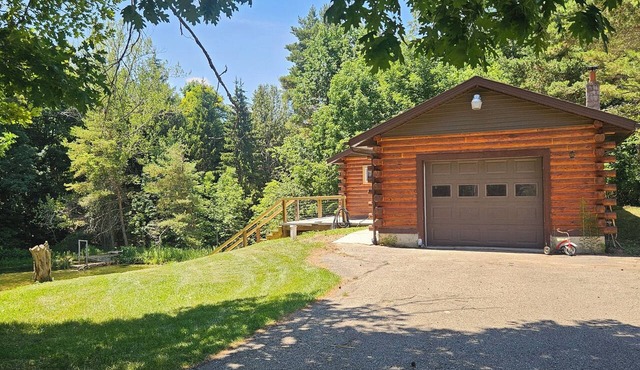 Grandmas getaway! Secluded setting while still being close to local attractions.