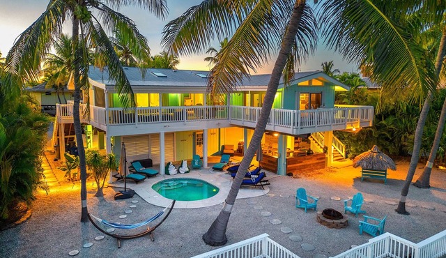Green Turtle Oasis: 4BR Canal Front Home, Pool, Dockage, Outdoor Dining & Pets