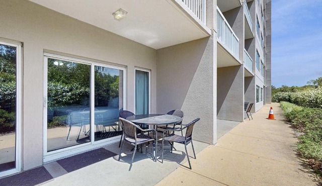 Ground-Level Studio with Resort Pools and Beach Access