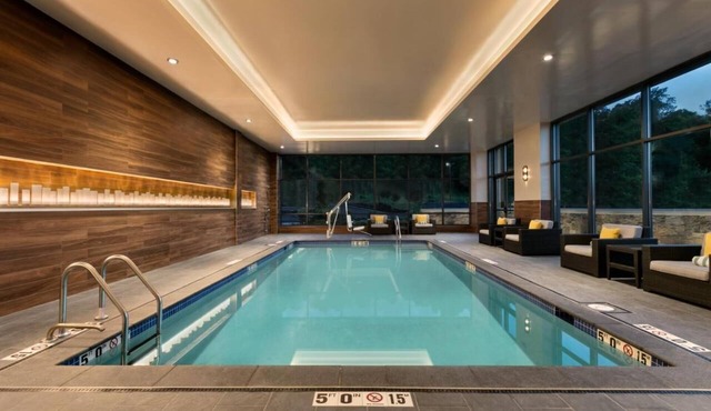 Group Friendly Getaway! 4 Spacious Units w/Pool, Free Parking & Free Breakfast!